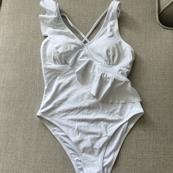 CUPSHE Alyson White Ruffle Double Crisscross Straps One Piece Swimsuit - size L - Picture 2 of 2